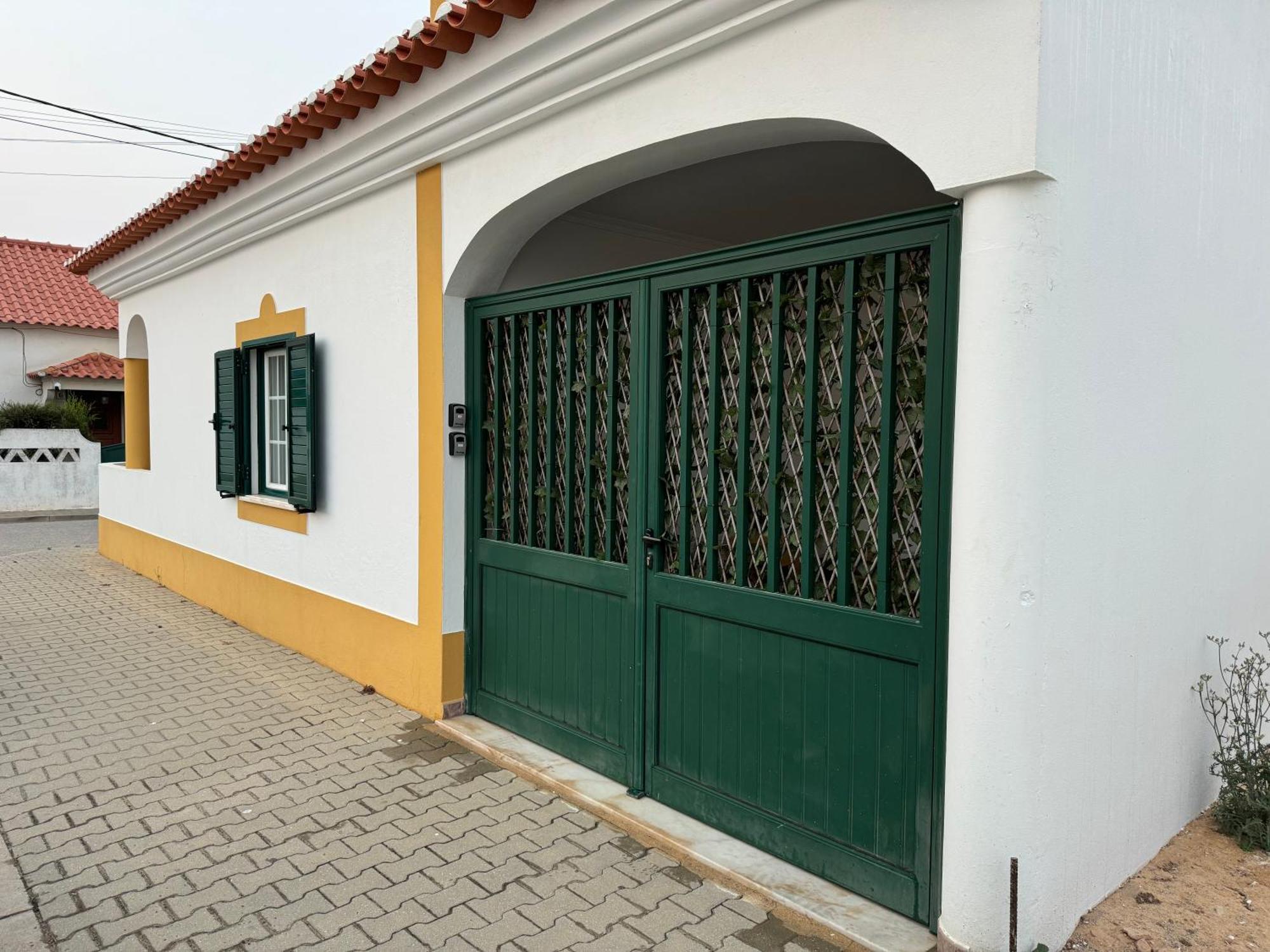 Duplo Com Varanda E Casa De Banho Partilhada - Em Casa De Do T2 - Trilho Dos Pescadores *
