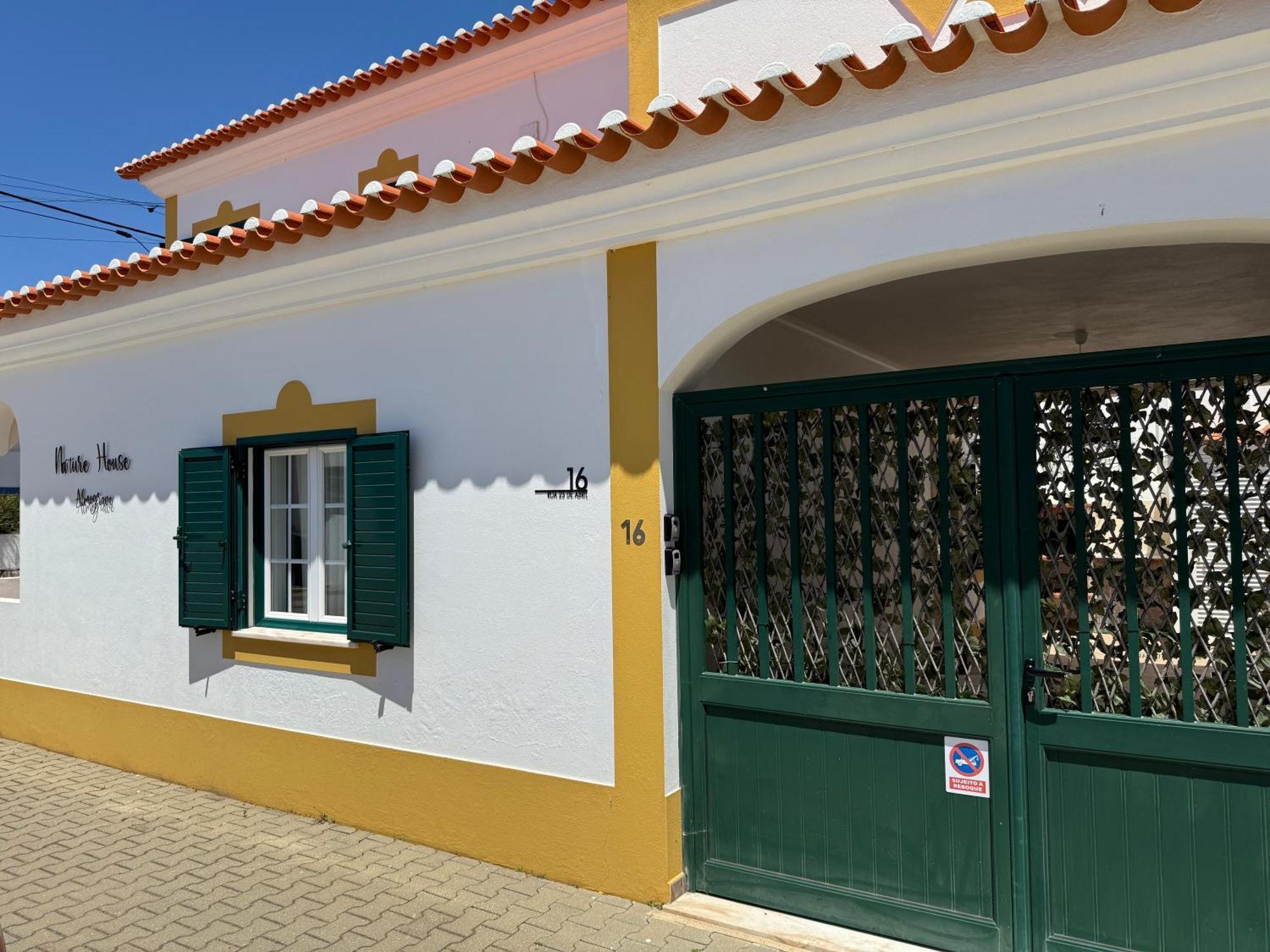 Duplo Com Varanda E Casa De Banho Partilhada - Em Casa De Do T2 - Trilho Dos Pescadores *